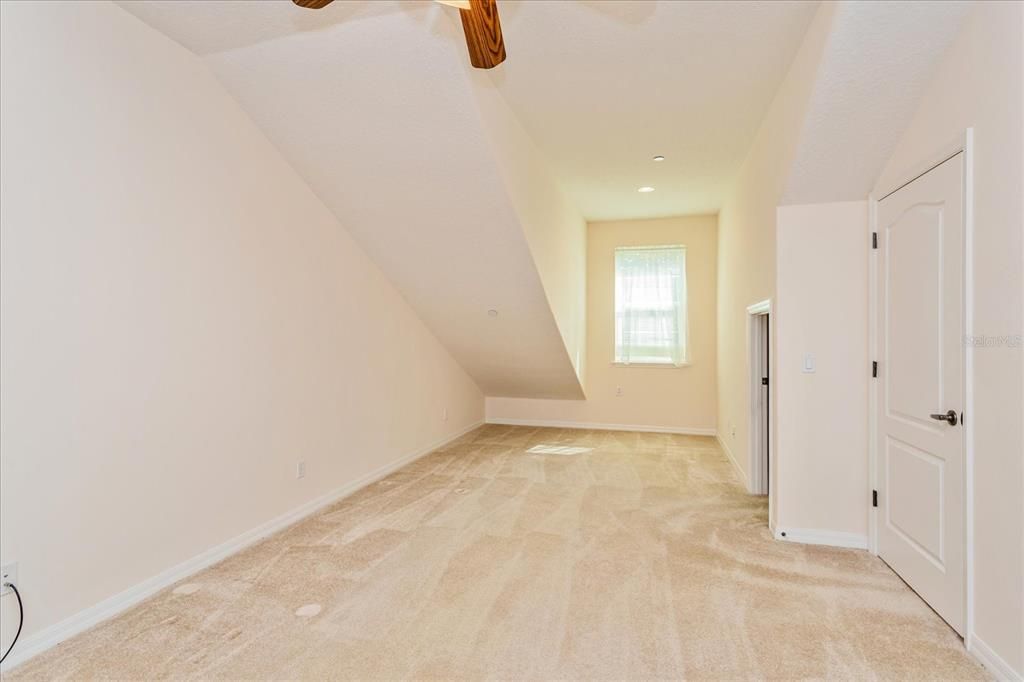 Large 3rd bedroom upstairs with Jack & Jill bathroom and walk-in closet