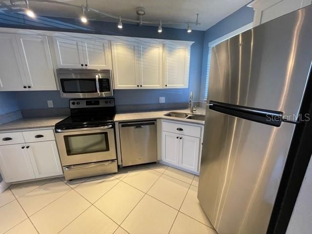 Active With Contract: $1,800 (2 beds, 2 baths, 1035 Square Feet)