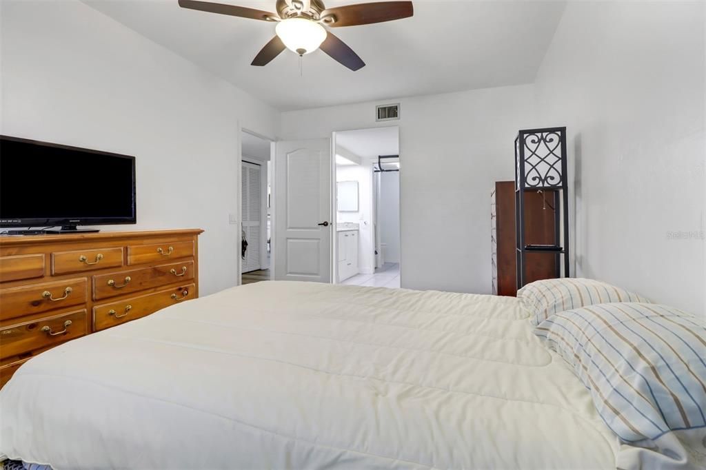 For Sale: $235,000 (2 beds, 2 baths, 1053 Square Feet)