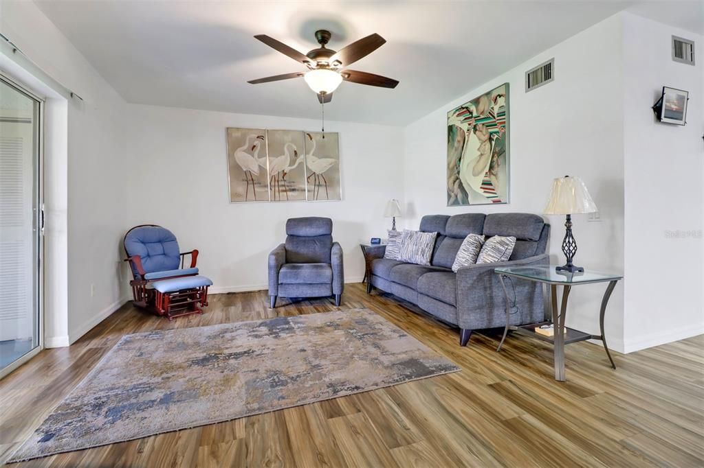 For Sale: $235,000 (2 beds, 2 baths, 1053 Square Feet)