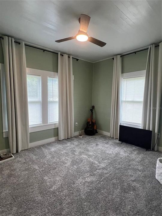 For Sale: $275,000 (2 beds, 1 baths, 942 Square Feet)