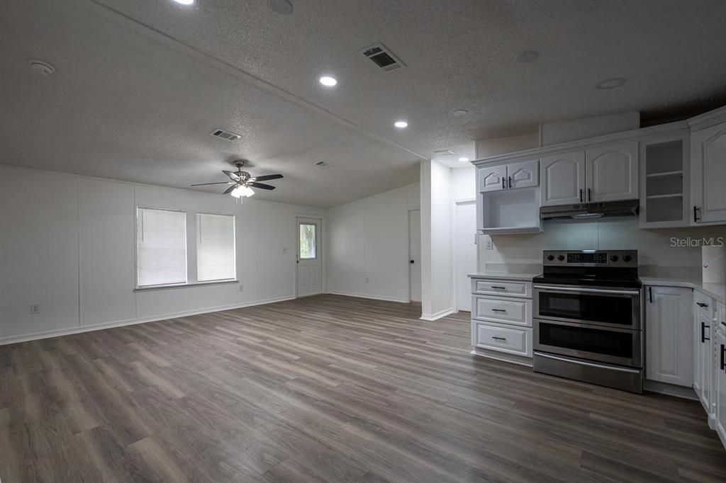 For Sale: $279,000 (3 beds, 2 baths, 1056 Square Feet)