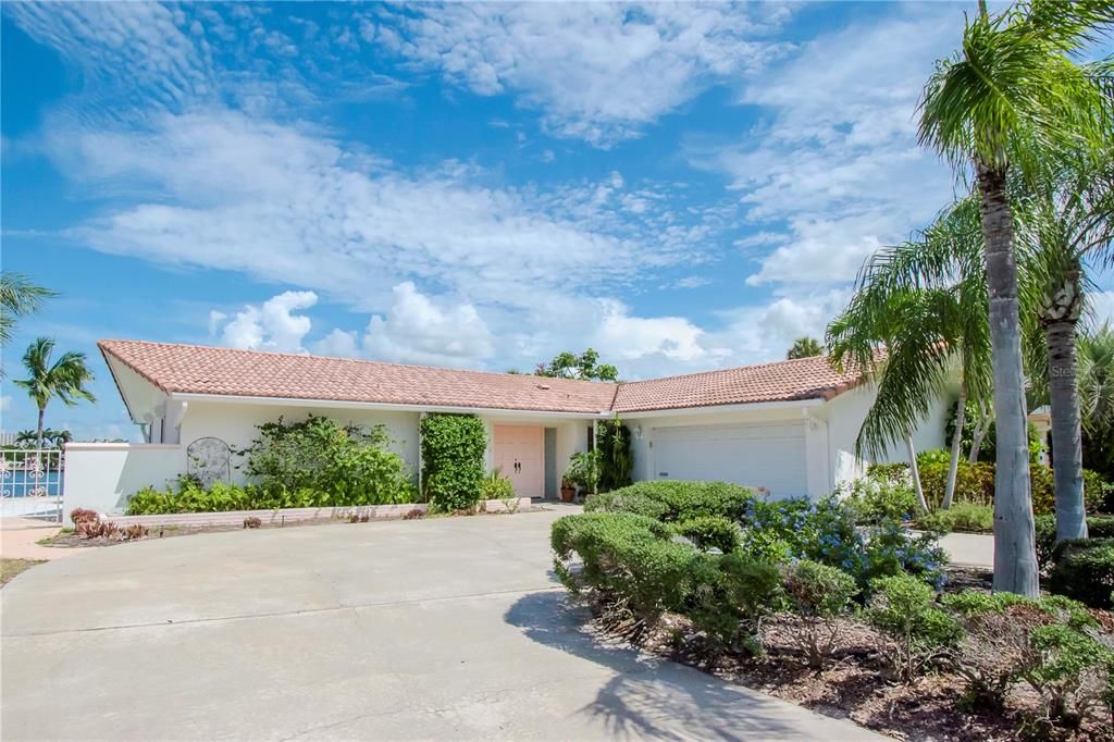 For Sale: $2,700,000 (3 beds, 2 baths, 1798 Square Feet)