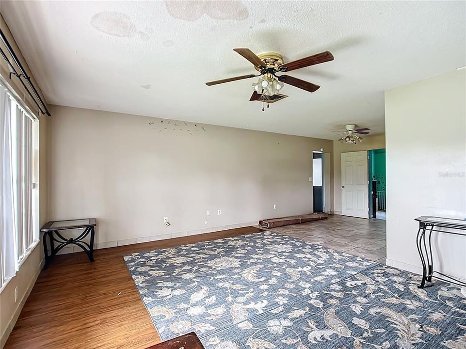 For Sale: $169,900 (2 beds, 2 baths, 988 Square Feet)