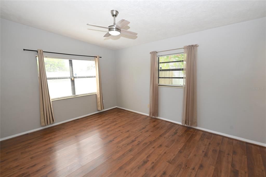 Active With Contract: $1,900 (3 beds, 2 baths, 1330 Square Feet)