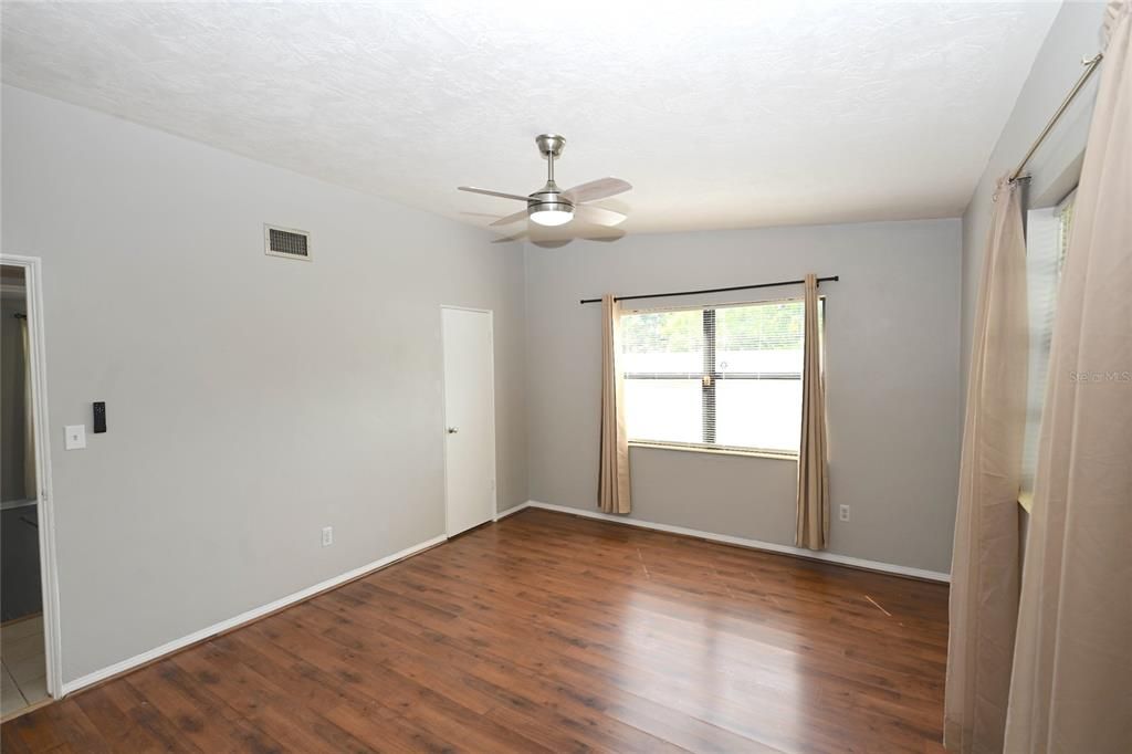 Active With Contract: $1,900 (3 beds, 2 baths, 1330 Square Feet)