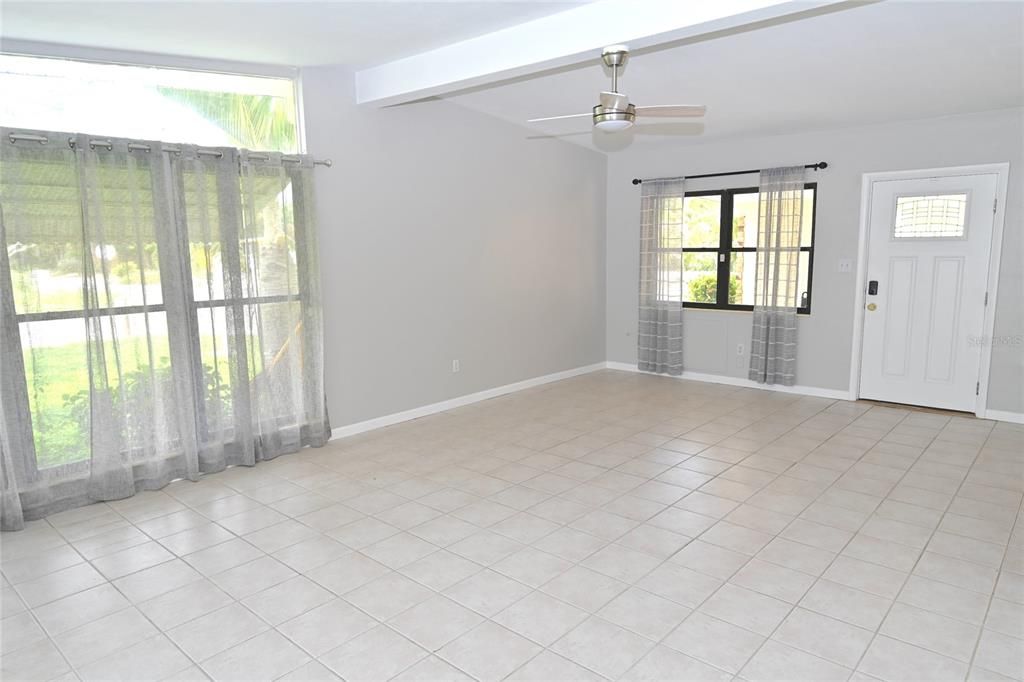 Active With Contract: $1,900 (3 beds, 2 baths, 1330 Square Feet)