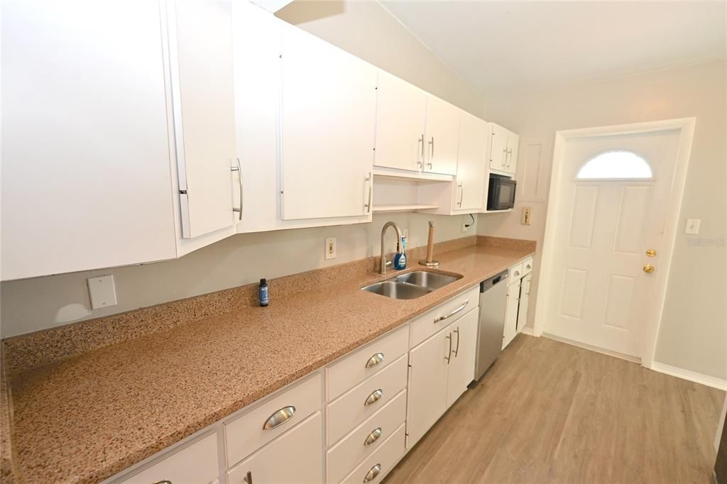 Active With Contract: $1,900 (3 beds, 2 baths, 1330 Square Feet)