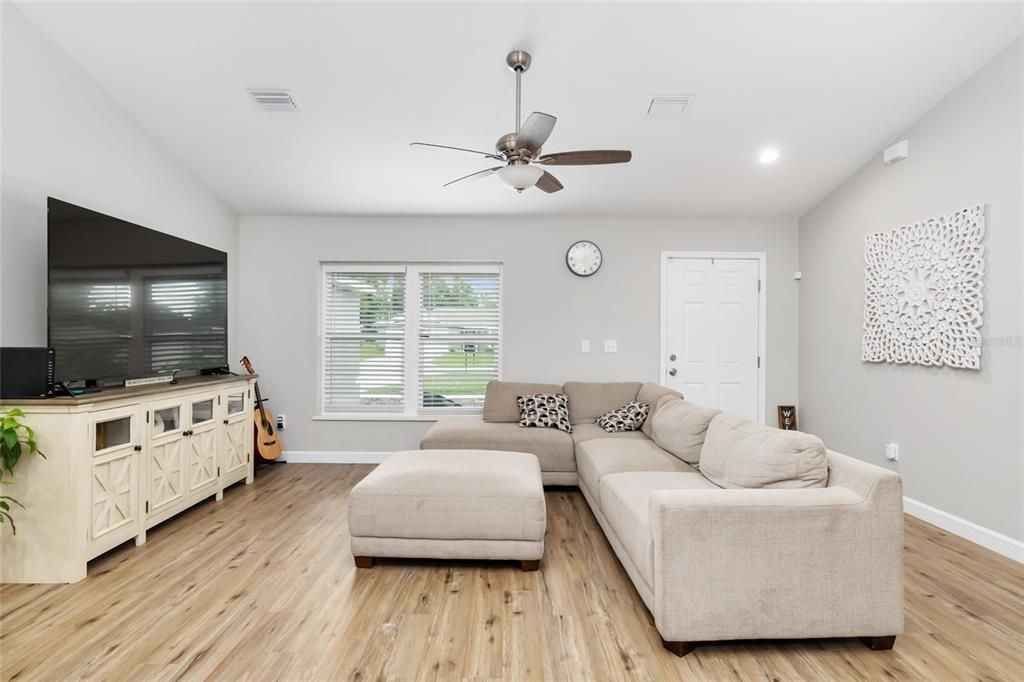 For Sale: $279,900 (3 beds, 2 baths, 1471 Square Feet)