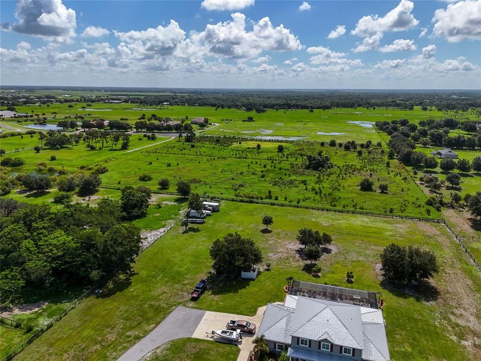 На продажу: $550,000 (5.01 acres)