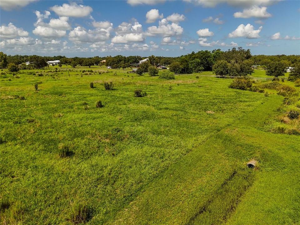 На продажу: $550,000 (5.01 acres)