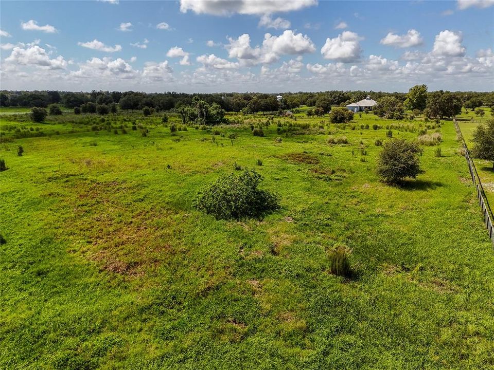 На продажу: $550,000 (5.01 acres)