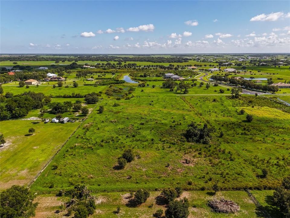 На продажу: $550,000 (5.01 acres)