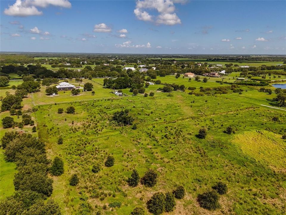 На продажу: $550,000 (5.01 acres)