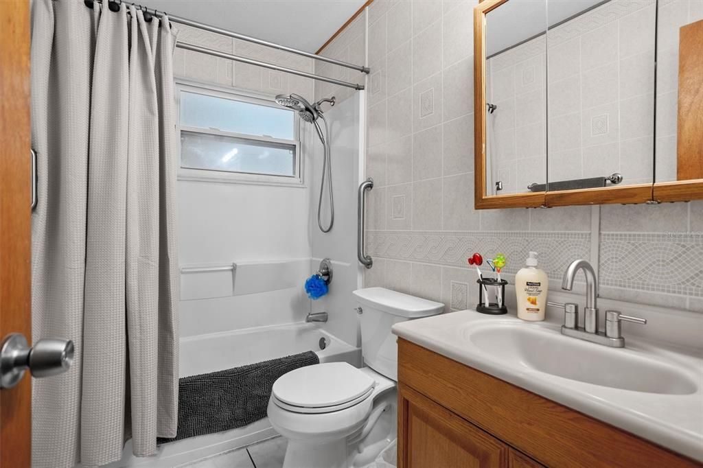 Full bathroom with tub/shower combination