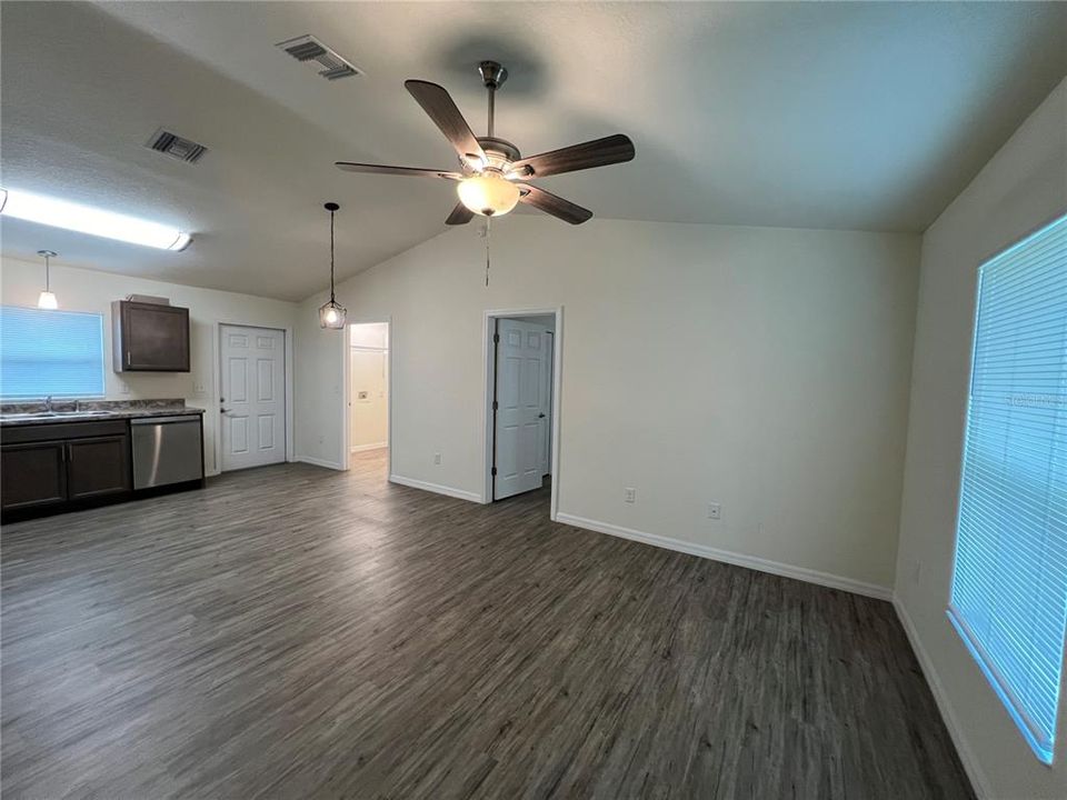 For Rent: $1,450 (3 beds, 2 baths, 1000 Square Feet)