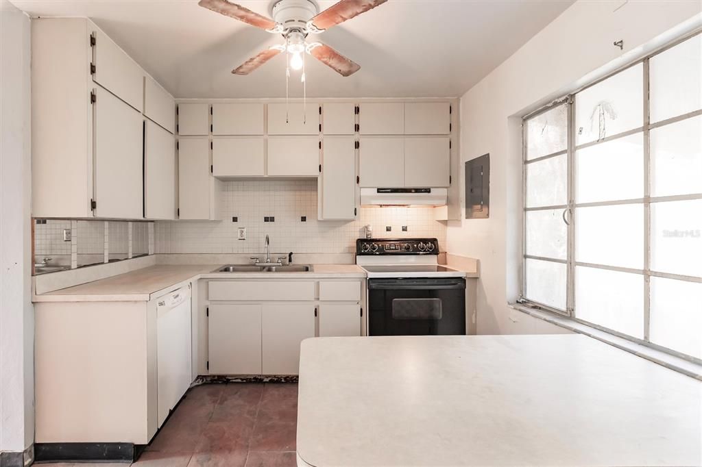 For Sale: $170,000 (3 beds, 1 baths, 1012 Square Feet)