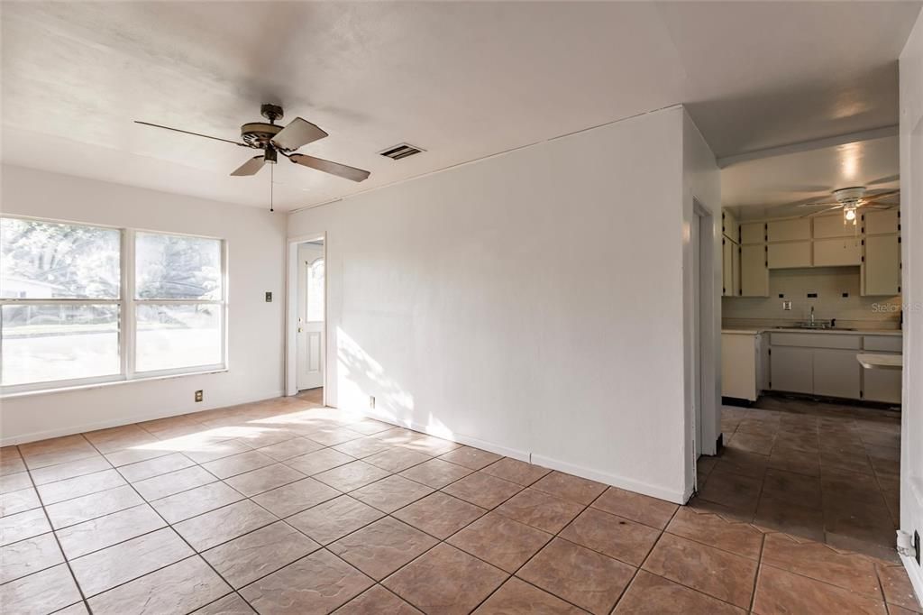 For Sale: $170,000 (3 beds, 1 baths, 1012 Square Feet)