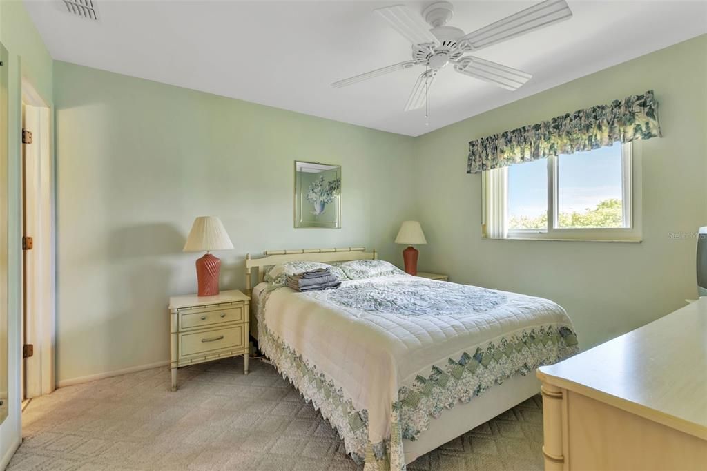 Active With Contract: $149,500 (2 beds, 2 baths, 886 Square Feet)