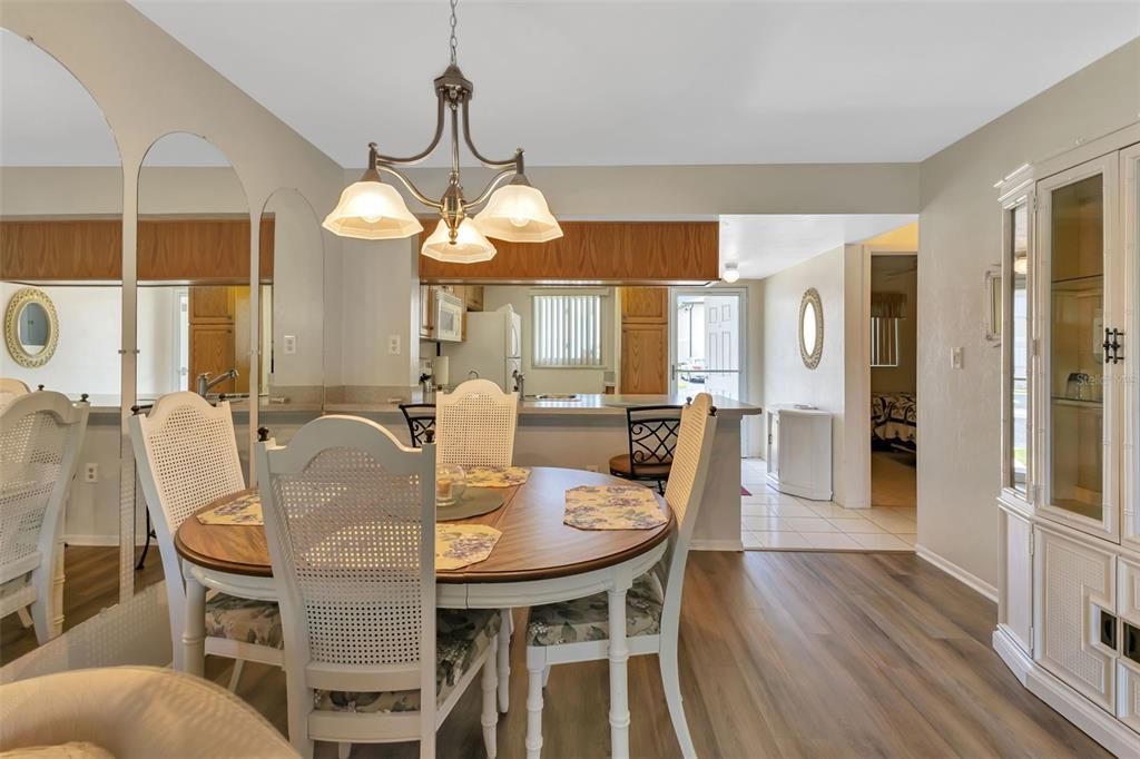 Active With Contract: $149,500 (2 beds, 2 baths, 886 Square Feet)