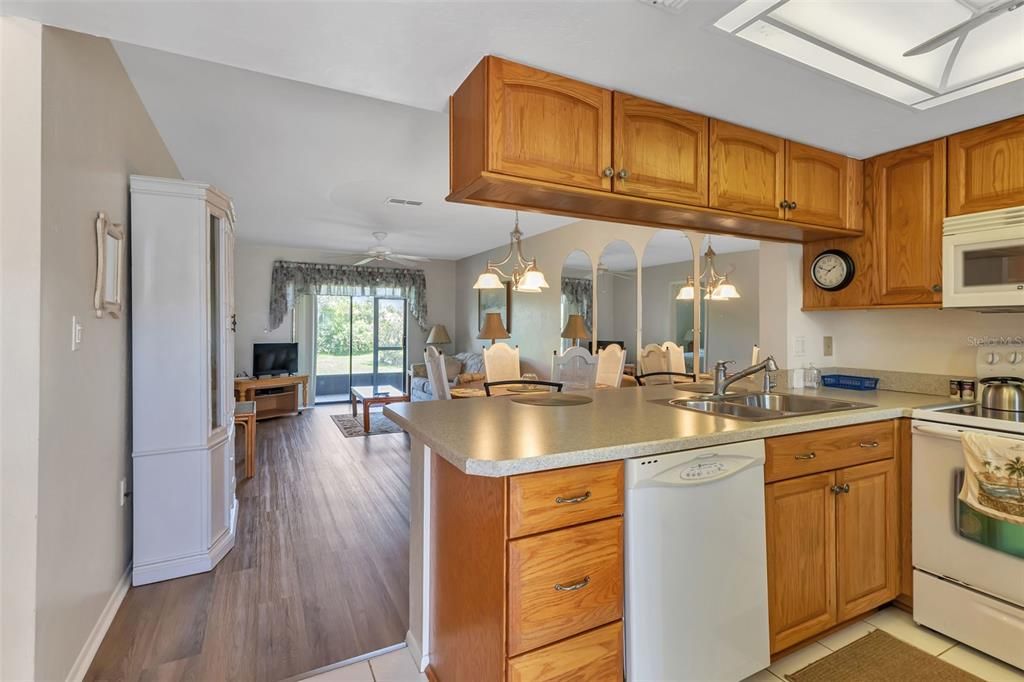 Active With Contract: $149,500 (2 beds, 2 baths, 886 Square Feet)