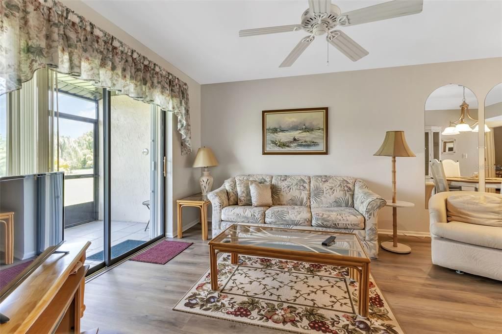 Active With Contract: $149,500 (2 beds, 2 baths, 886 Square Feet)