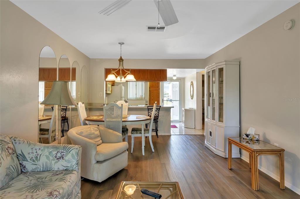 Active With Contract: $149,500 (2 beds, 2 baths, 886 Square Feet)