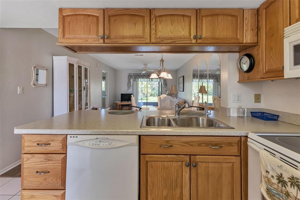 Active With Contract: $149,500 (2 beds, 2 baths, 886 Square Feet)