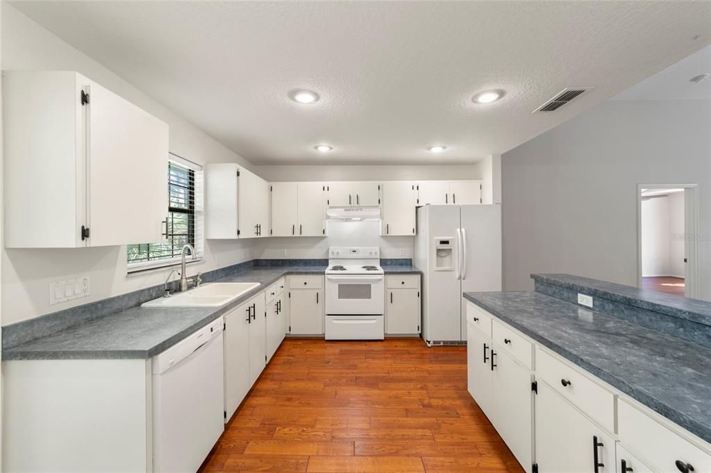 For Sale: $399,900 (3 beds, 2 baths, 1412 Square Feet)