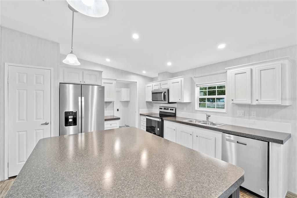 Kitchen w/ Isalnd & Stainless Steel Appliances