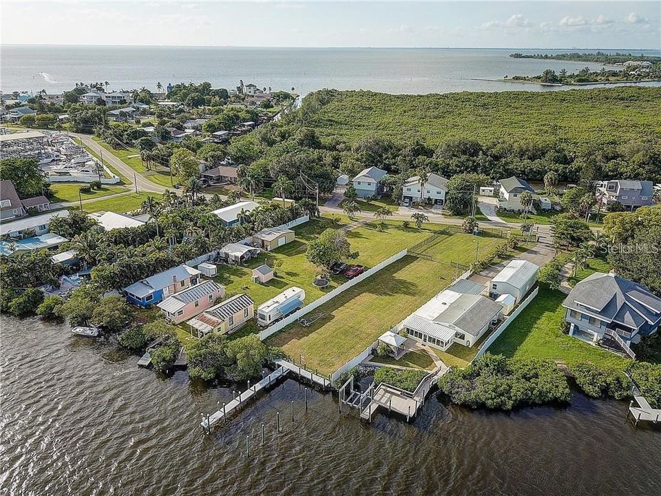 На продажу: $749,999 (0.32 acres)