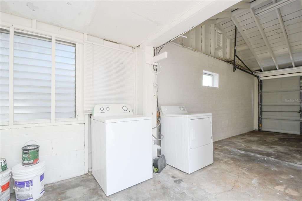 Active With Contract: $375,000 (2 beds, 1 baths, 945 Square Feet)