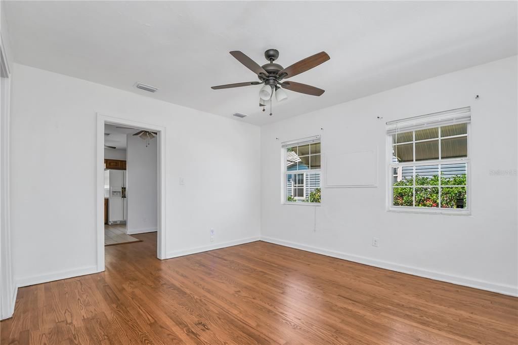 Active With Contract: $375,000 (2 beds, 1 baths, 945 Square Feet)