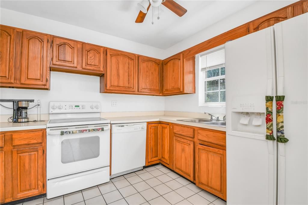 Active With Contract: $375,000 (2 beds, 1 baths, 945 Square Feet)