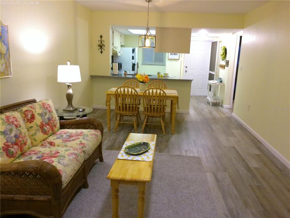 For Sale: $149,500 (2 beds, 2 baths, 886 Square Feet)