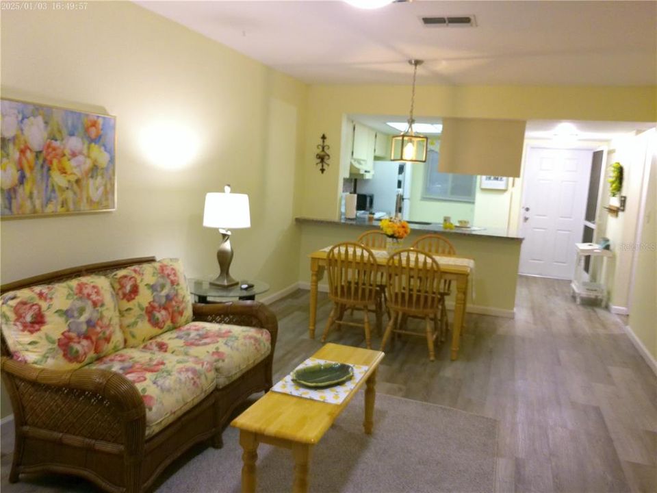 For Sale: $149,500 (2 beds, 2 baths, 886 Square Feet)