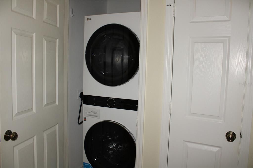 Stackable washer / dryer