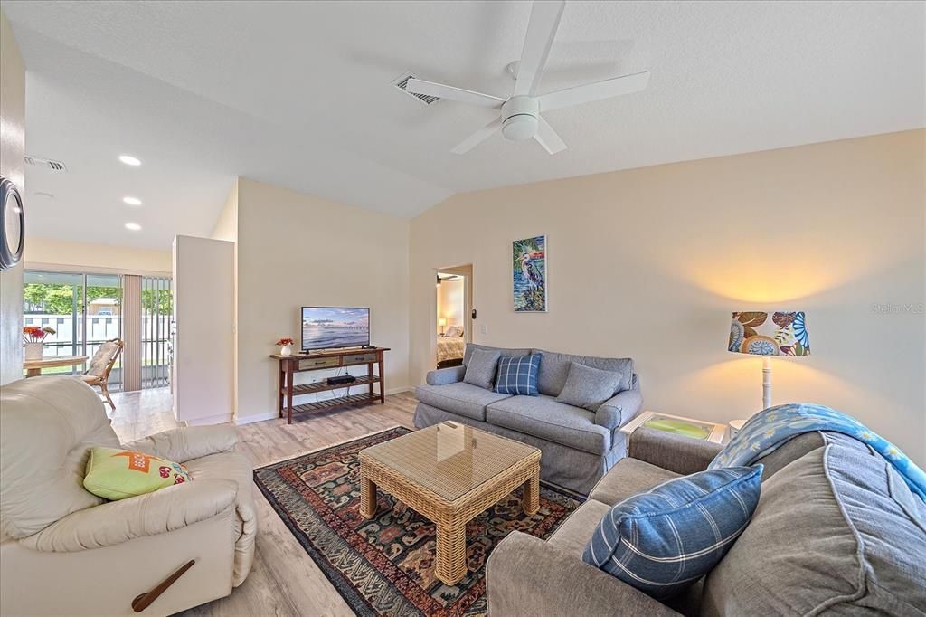 Active With Contract: $229,900 (2 beds, 2 baths, 1050 Square Feet)