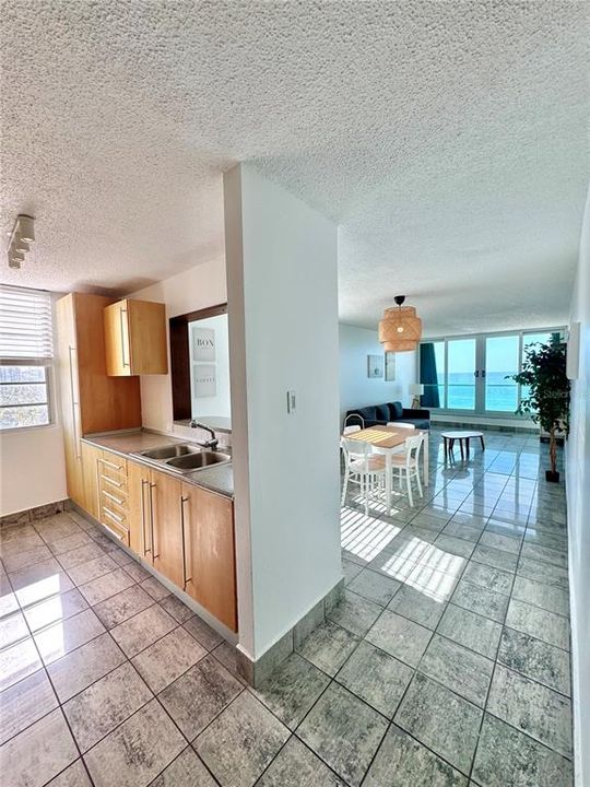 Active With Contract: $425,000 (2 beds, 1 baths, 913.3 Square Feet)