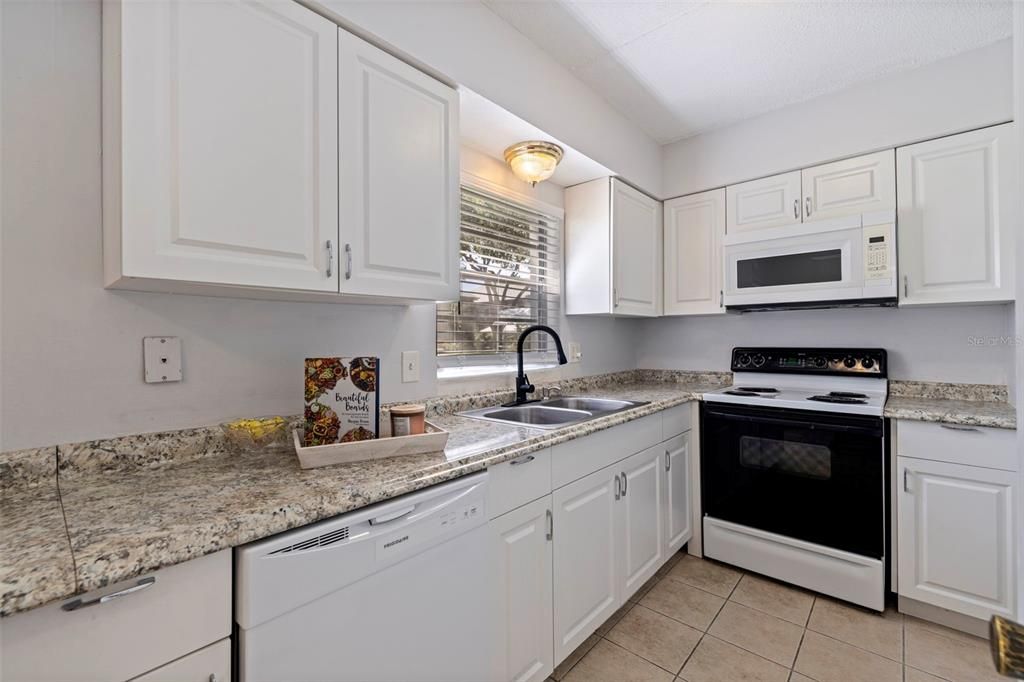 Active With Contract: $180,000 (1 beds, 1 baths, 720 Square Feet)