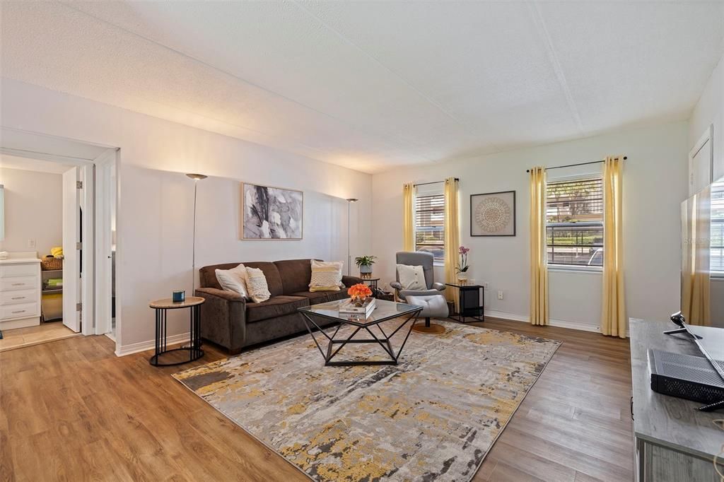 Active With Contract: $180,000 (1 beds, 1 baths, 720 Square Feet)