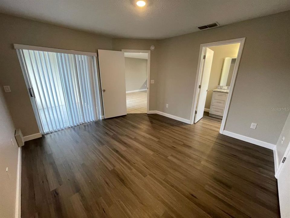 For Rent: $1,800 (6 beds, 2 baths, 2262 Square Feet)