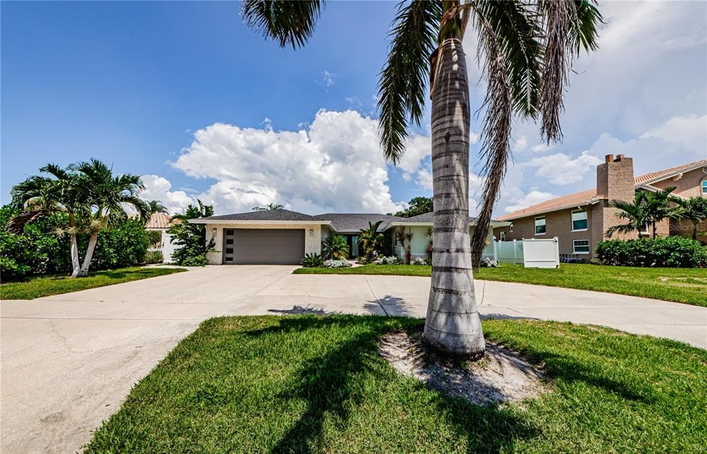 Active With Contract: $1,150,000 (3 beds, 3 baths, 2357 Square Feet)