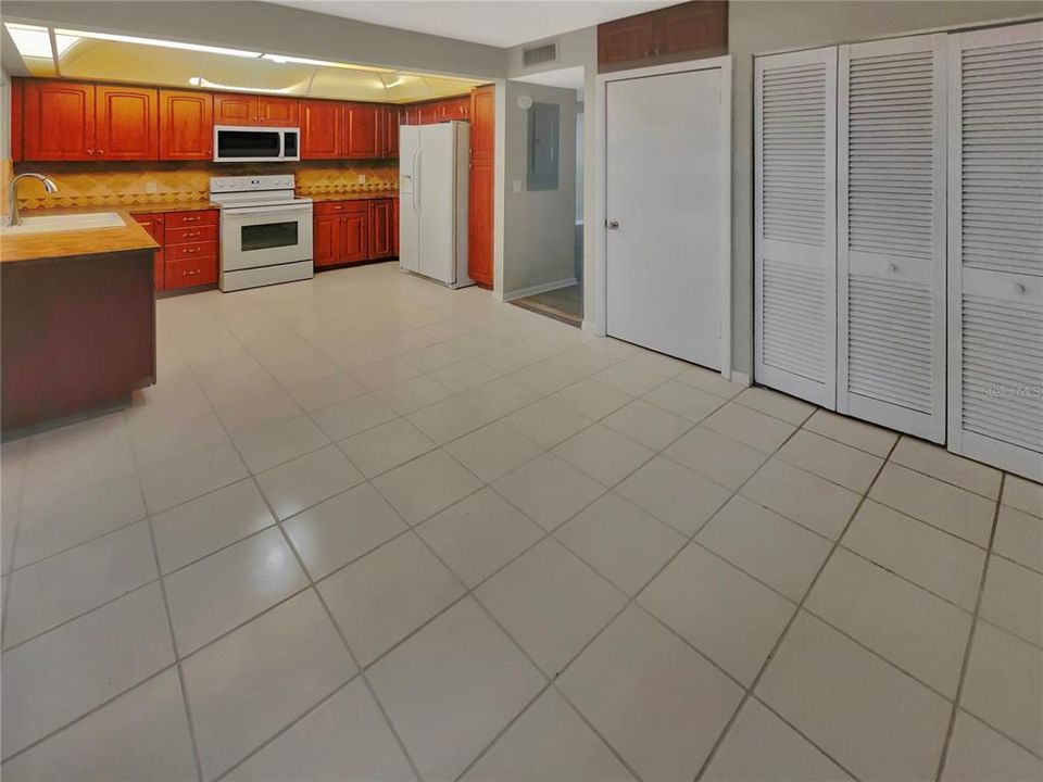 Activo con contrato: $218,000 (3 camas, 2 baños, 1408 Pies cuadrados)