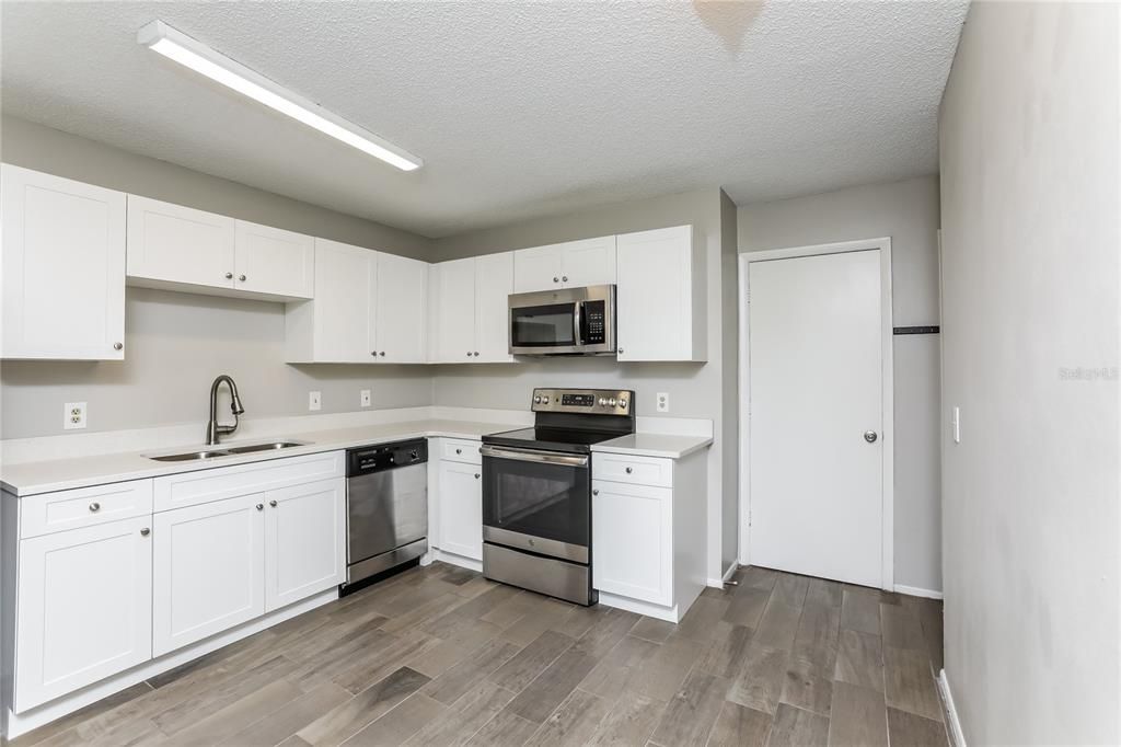 Active With Contract: $1,975 (3 beds, 2 baths, 1560 Square Feet)