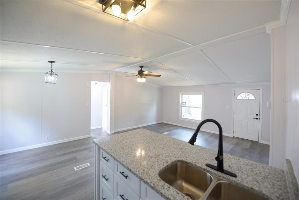 Active With Contract: $159,900 (3 beds, 2 baths, 960 Square Feet)