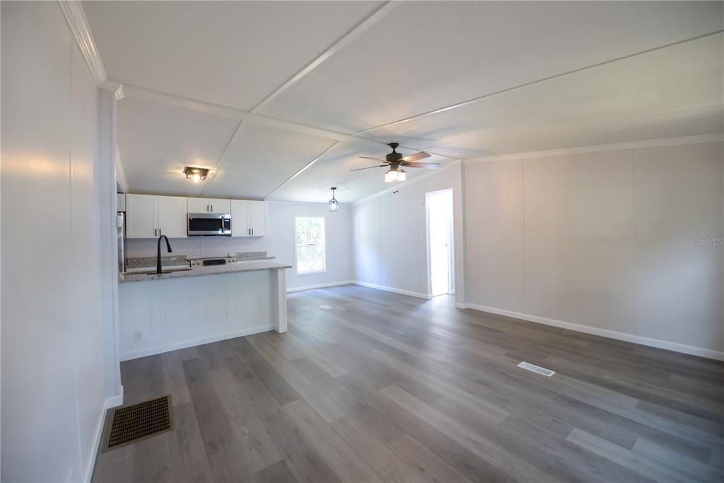 Active With Contract: $159,900 (3 beds, 2 baths, 960 Square Feet)