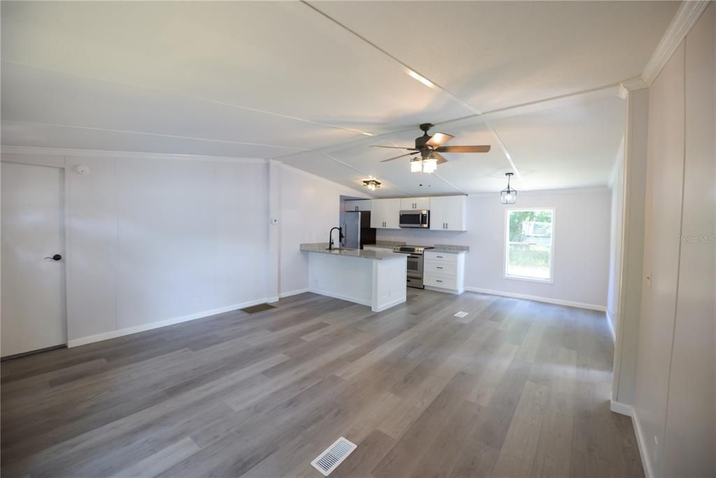 Active With Contract: $159,900 (3 beds, 2 baths, 960 Square Feet)