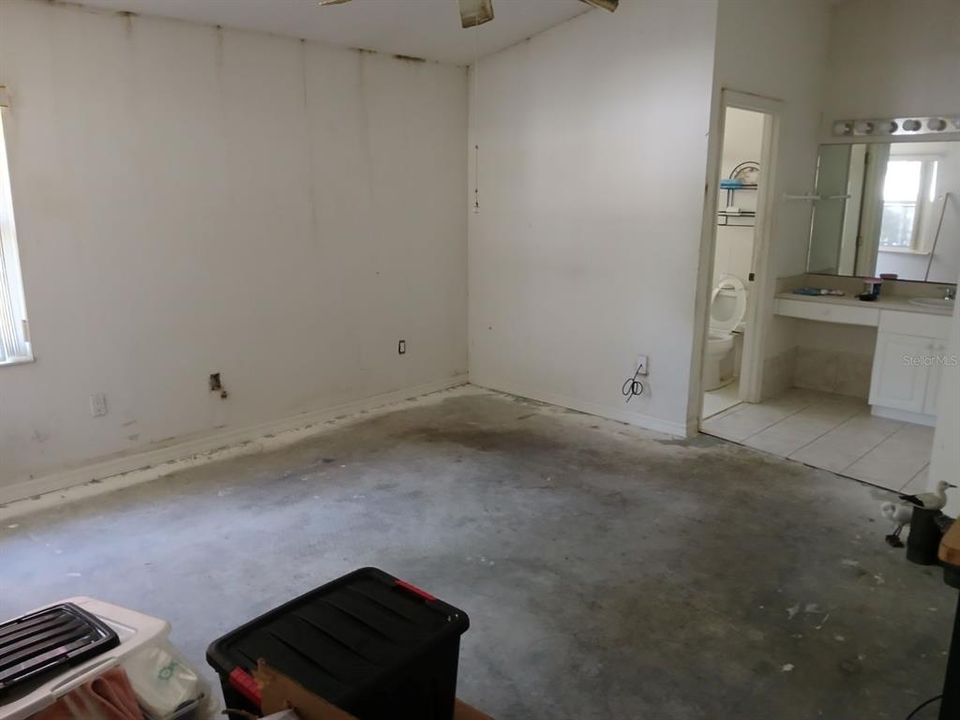 合同活跃: $229,900 (3 贝兹, 2 浴室, 1293 平方英尺)