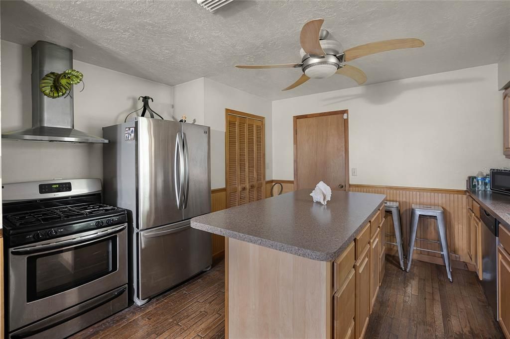 For Sale: $369,900 (3 beds, 2 baths, 1294 Square Feet)